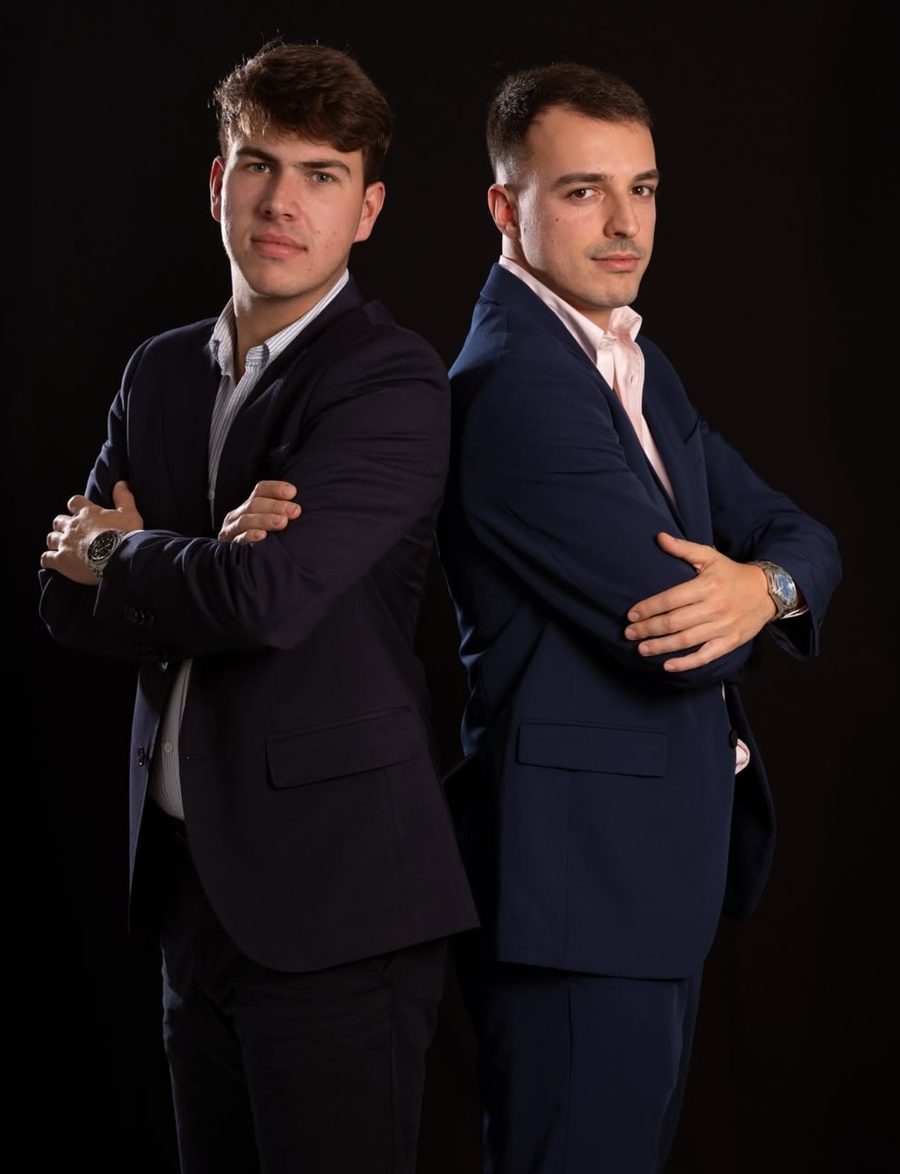 Antón Ramón Canosa (izquierda), agente de Kotta Inmobiliaria, junto a otro integrante de la agencia